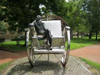 Nyíregyháza, Bessenyei tér: Krúdy Gyula szobra.jpg Nyíregyháza, Bessenyei tér: Krúdy Gyula szobra.jpg